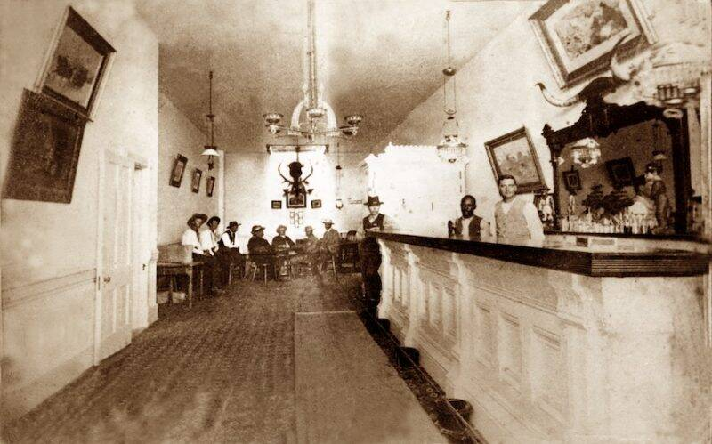 EchoesofWarYT's tweet photo. The interior of the Long Branch Saloon in Dodge City, Kansas. Though this saloon has a chandelier, mirror, and art, many saloons were bare-boned. https://t.co/hJiapxpnxF