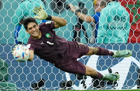 2010MisterChip's tweet photo. 9 penaltis contra Bono 🇲🇦 (incluyendo tandas de desempate) en la Copa del Mundo:

7 fallados (4 parados, 2 al poste y 1 fuera)
2 marcados

ALUCINANTE. https://t.co/mrlH0EQEEN
