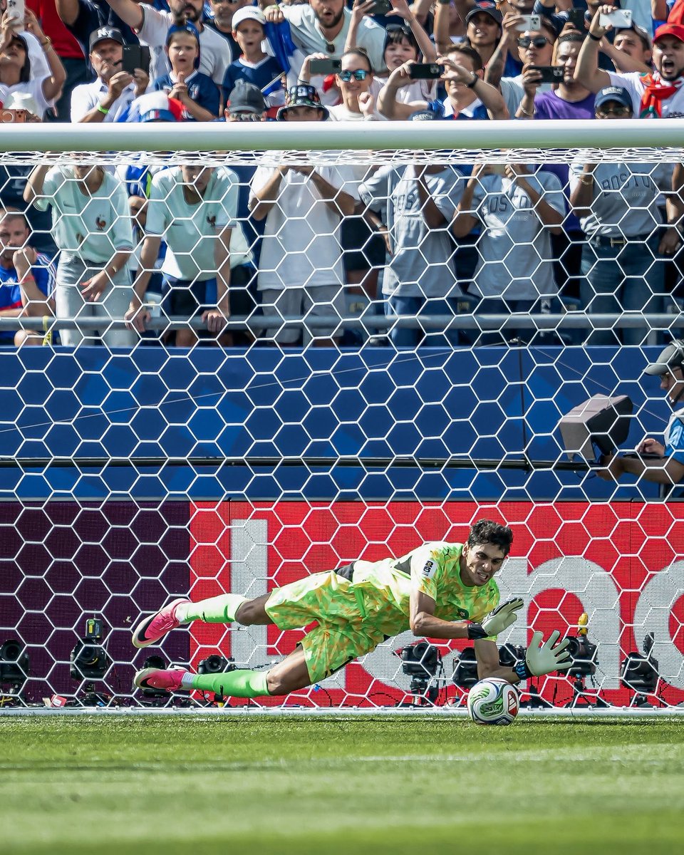 freelance0_0's tweet photo. The best goalkeeper in the world. Unmatched. 
BOOONOO 🇲🇦🧤 https://t.co/XmXjpybvdC