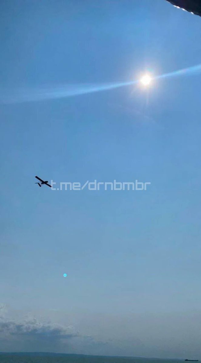 Maks_NAFO_FELLA's tweet photo. 🔥 Footage of the attack on tankers in the Sea of ​​Azov on 08.07 near the Kerch Strait has emerged.

Interestingly, the Russians launched several Su-34s into the air to repel the attack, but it did not help. Judging by the result, they completely failed their mission. https://t.co/xHBYfI9QJO
