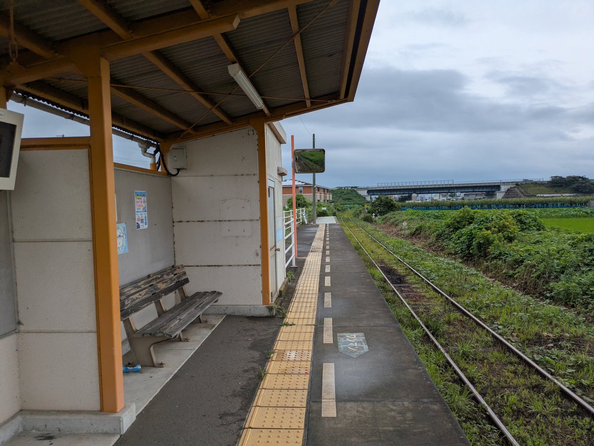 geky3zen's tweet photo. 撫養からは３駅先の立道（たつみち）駅で下車。ここも片面ホームの駅でした。駅舎は無くてホーム上に吹きさらしの待合所があるだけの駅でした。 https://t.co/zjsqfheQFN