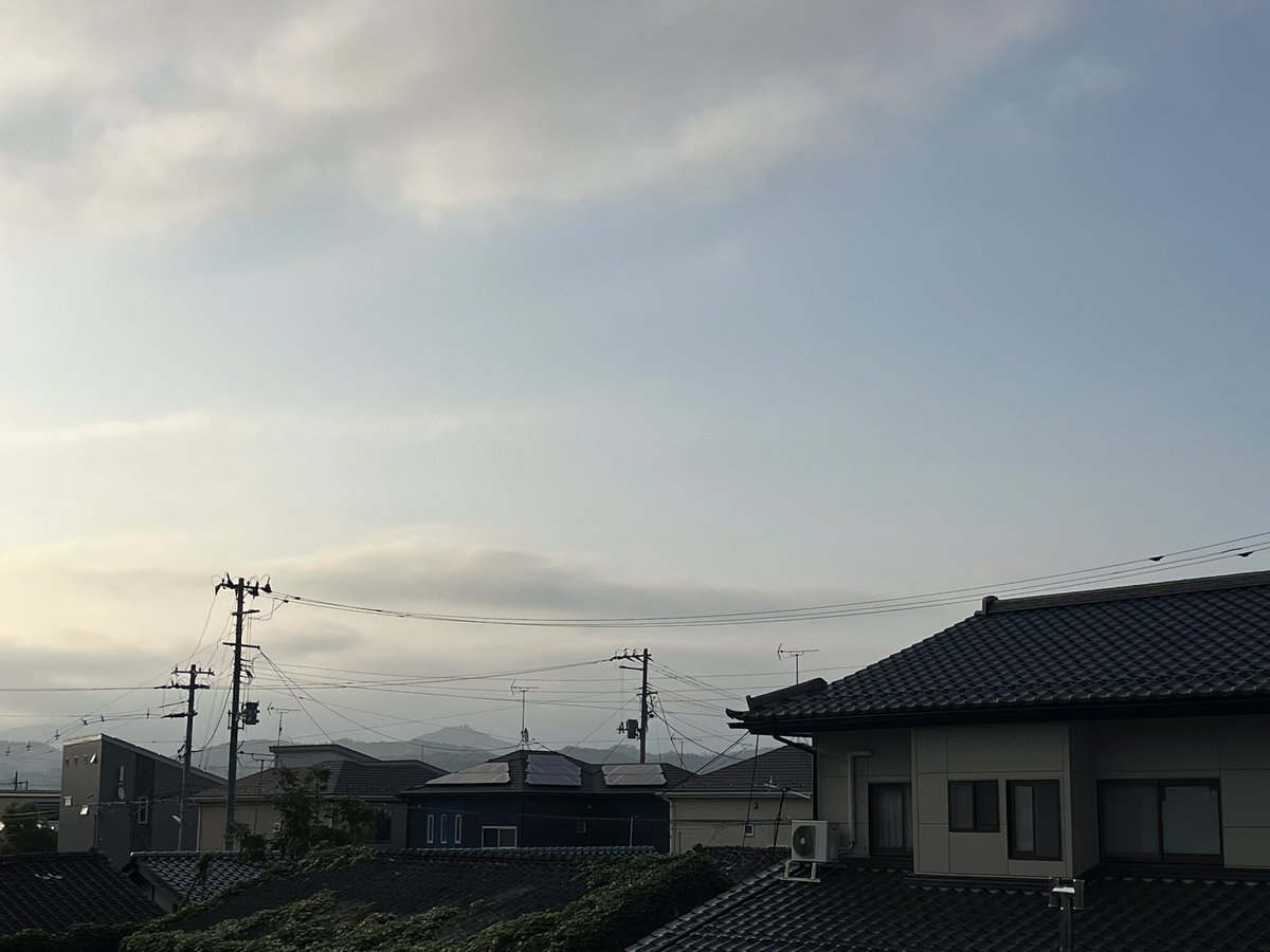 ley_asakura's tweet photo. おはようございます。
今朝の伊達市は晴れ。今は涼しいですが、日中の予想最高気温は34度です。ふぅ〜…😮‍💨
窓を開けて朝の空気を部屋いっぱいに入れています。
水分補給をこまめにして、無理なく涼しく過ごしましょう🍧
#空ネット #全開朝撮 https://t.co/RnJH9vnPIT