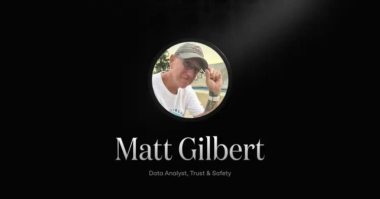 A man wearing a hat and glasses smiles in a circular framed photo, accompanied by his name and title as a data analyst.