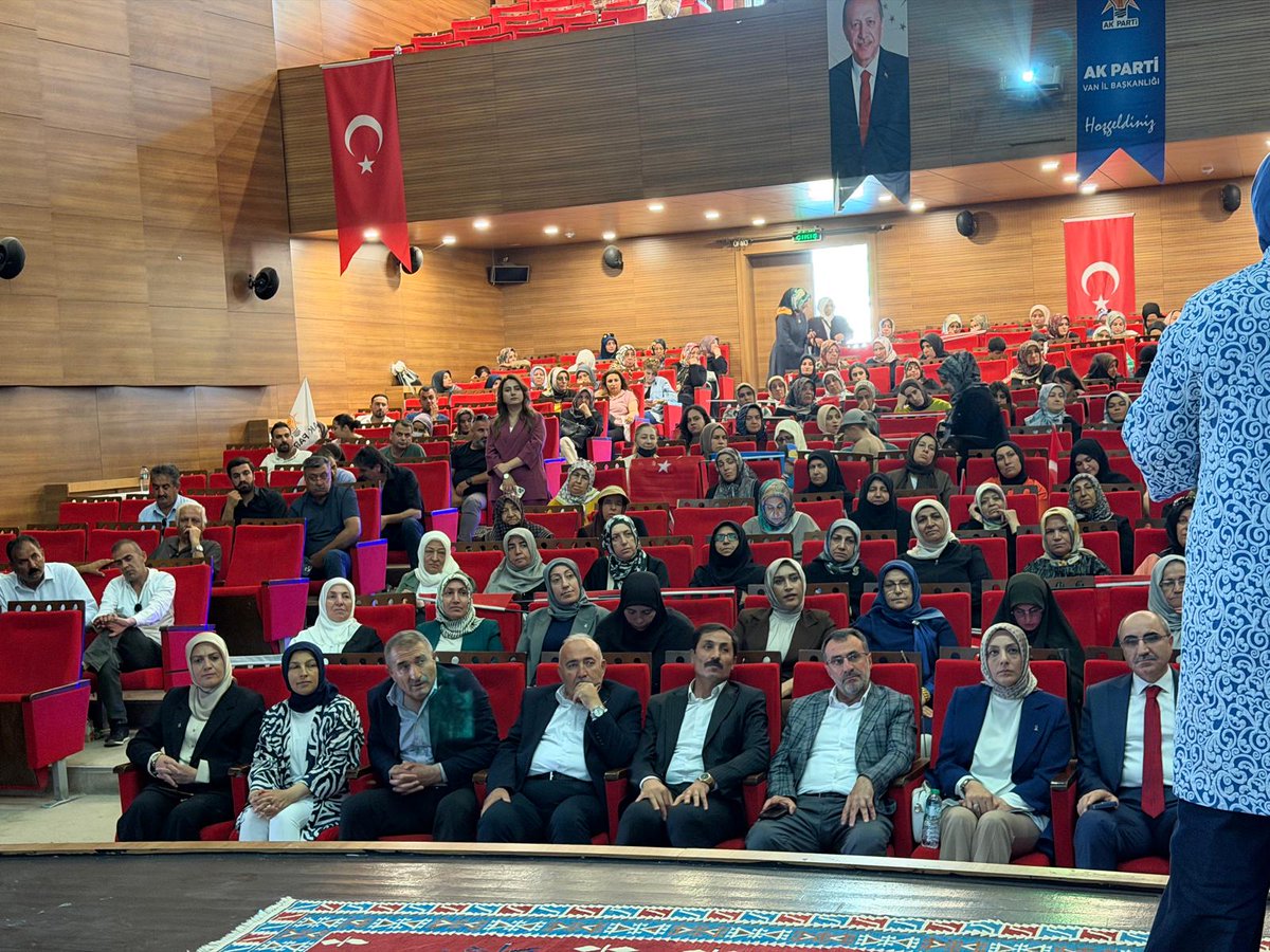 Deryailikan's tweet photo. Yönetimimimizle “Sözcüklerin Gücü” programına katıldık.
Yazar ve Davranış Bilimleri Uzmanı @sengulyigit'in samimi anlatımı, bilgi ve tecrübelerinden istifade ettik.
Bu güzel program için emeği geçen herkese gönülden teşekkür ederim.
@zerrin_alpaslan
@zahir_soganda
@SamilogluFaruk https://t.co/4PbjwO8omm