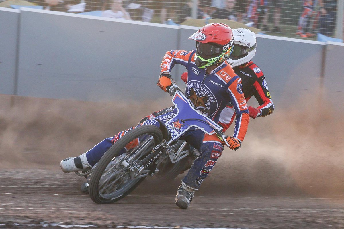 SpeedwayGB's tweet photo. 🚨 𝗥𝗘𝗦𝗨𝗟𝗧 | 🏁
🏆 ROWE Motor Oil Premiership
🏟 Northampton International Shaleway
Table-topping @TheAces add another 3️⃣ points to their account with a battling victory on the road.
🦊 𝗙𝗢𝗫𝗘𝗦 4️⃣2️⃣-4️⃣7️⃣ 𝗔𝗖𝗘𝗦 ♣️
📸 Jeff Davies
#️⃣ #NORBEL #britishspeedway🇬🇧 https://t.co/NXcLC3Ec86