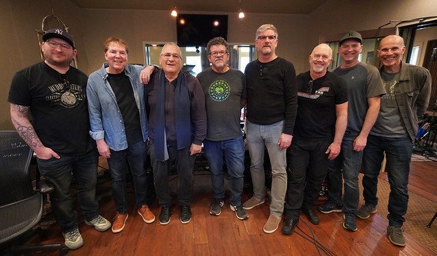 CapitalJazzClub's tweet photo. #NP, 'Time Enough At Last', featuring #RussellFerrante, off #GrantGeissman's *Blooz*. (2022). The #CapitalJazzClub984, with @JacobAsiyo, & @KaimaMwiti.
Grant Geissman: Guitar
Russell Ferrante: Keyboards
Kevin Axt: Bass
Bernie Dresel: Drums. https://t.co/sltF7jAwCt