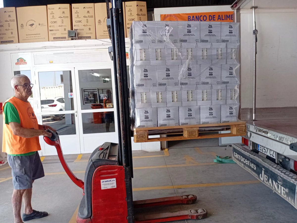 juangomezayala's tweet photo. Banco de Alimentos de la Región de Murcia - Cartagena estamos recibiendo donaciones para ser entregados a los más necesitados porque la vulnerabilidad no tiene estaciones del año.... Hay que dar al que no tiene. Gracias a nuestros voluntarios no paramos en todo el año. Gracias https://t.co/B2mwTTbpyM