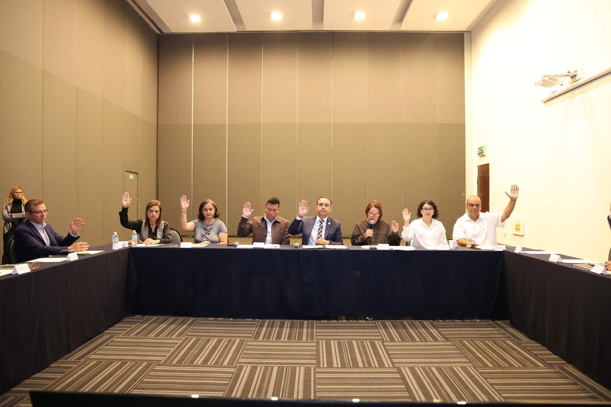 SEGOB_Queretaro's tweet photo. Presentan autoridades acciones en apoyo a connacionales repatriados

Se llevó a cabo la primera sesión ordinaria 2026 del Consejo Estatal para la Atención y Protección de las Personas Queretanas Repatriadas y sus Familias.

La reinserción de la población queretana repatriada, ha sido de manera coordinada entre el Gobierno del Estado, los Municipios, la sociedad civil e inclusive la iniciativa privada, quienes en conjunto han atendido su retorno a sus lugares de origen de forma humana, segura y ordenada, reconoció el secretario de Gobierno, @Eric_gudino.

Durante la primera sesión ordinaria 2026 del Consejo Estatal para la Atención y Protección de las Personas Queretanas Repatriadas y sus Familias, El presidente municipal de Huimilpan, Jairo Morales Martínez, reconoció el respaldo del Gobierno del Estado de Querétaro, cuyo trabajo fue distinguido por la Secretaría de Relaciones Exteriores, a través de la Dirección General de Coordinación Política y el Consejo Consultivo de la Asociación Mexicana de Oficinas de Asuntos Internacionales de los Estados (AMAIE), por proyectos como la creación de la Oficina de Atención a Migrantes de Huimilpan, lo que coloca al municipio como un referente en atención y acompañamiento a las y los connacionales originarios de Querétaro.

La Secretaría del Trabajo informó que en 2025 brindó apoyo a 89 personas, originarias de los municipios de Amealco de Bonfil, Cadereyta de Montes, Corregidora, El Marqués, Huimilpan, Jalpan de Serra, Pinal de Amoles, Querétaro y San Juan del Río.

Con la finalidad de ayudar a los connacionales, repatriados de Estados Unidos de América, la Secretaría de Desarrollo Sustentable puso en marcha una categoría que beneficia a este sector a través del subprograma de Apoyo a la Economía Familiar (PAE), acción que consiste en brindar montos económicos para la compra de equipamiento, mobiliario, herramientas de trabajo, materia prima o inventario para la creación de nuevos negocios y reforzamiento de actividades productivas.

A su vez, la Subsecretaría de Derechos Humanos de la Secretaría de Gobierno, informó que 72 personas recibieron orientación en materia migratoria para la realización de trámites; también se apoyó a una persona queretana repatriada a Guatemala por error en su trámite de deportación por las autoridades de Estados Unidos; 12 cuerpos de queretanos fallecidos en Estados Unidos y Canadá, fueron repatriados y se brindó ayuda económica a sus familias y con la gestión consular correspondiente.

Los municipios atendidos fueron Amealco de Bonfil, Cadereyta de Montes, Jalpan de Serra, Landa de Matamoros y San Juan del Río. Además, se brindó un apoyo para un traslado internacional con destino en Kerrville, Texas.

#AquíContigo