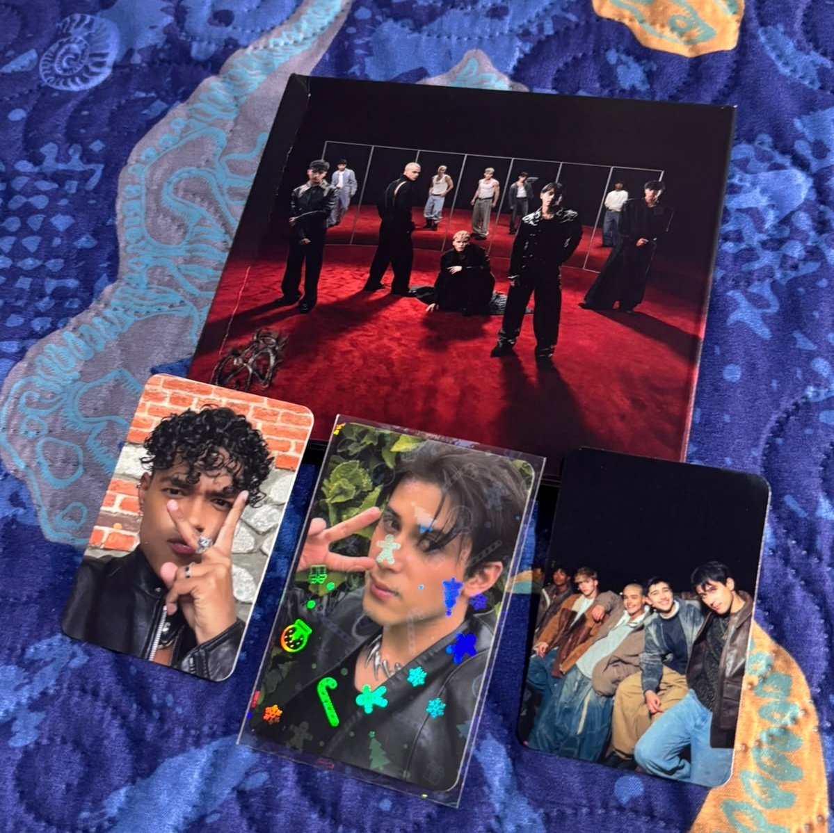 FroggieIdk's tweet photo. AMIGOS AL FIN ME LLEGÓ MI ALBUM 😭😭😭 https://t.co/Z1tMKu0hTT