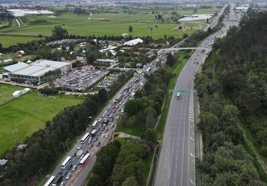DonIzquierdo_'s tweet photo. 🚨¿Ya vieron cómo está quedando el proyecto Accesos Norte II gracias a la @ANI_Colombia y al gobierno @petrogustavo? Mientras la prensa inventa que todo está "frenado", estas fotos les dañan el libreto. Tras años de parálisis, este gobierno destrabó la licencia ambiental en enero de 2026 y el 6 de abril arrancó la construcción con máquinas en territorio. No digan nada, solo compartan. 

Aquí les dejo por si quieren leer más: 🔗 https://t.co/ohHgr80Y3C