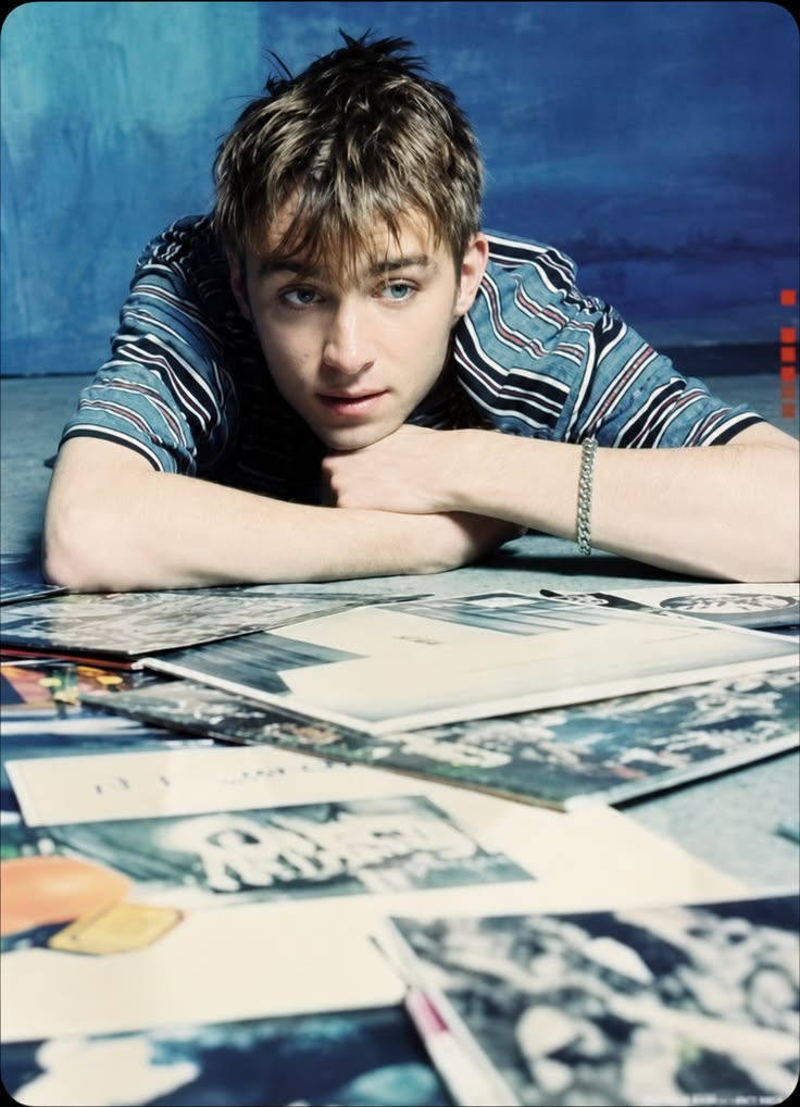 Fariiscrazy's tweet photo. We don't deserve 90s damon he's the prettiest boy https://t.co/uGnp2fBDLC
