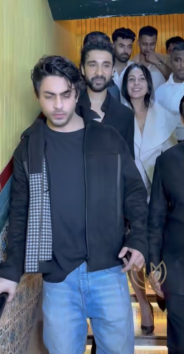 sidnaaz1345's tweet photo. Ughhhhh I hate this feeling. Can’t deny it no more try to ignore it why is she the one holding his hand out of everyone. Yeah not together….. https://t.co/tgd5S0M8t5