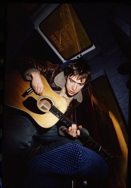 Fariiscrazy's tweet photo. We don't deserve 90s damon he's the prettiest boy https://t.co/uGnp2fBDLC
