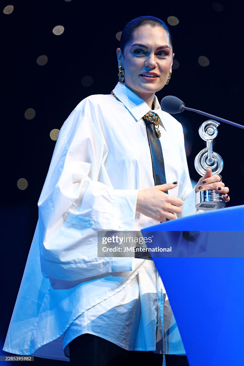 acessojessiej's tweet photo. 🏆 ELA MERECE!

Jessie J foi homenageada com o prêmio “Outstanding Achievement in Music” no O2 Silver Clef Awards, em reconhecimento à sua trajetória na música e ao seu compromisso com a Nordoff and Robbins, ajudando a instituição a levar a musicoterapia para quem mais precisa. https://t.co/vf5StXJHeq