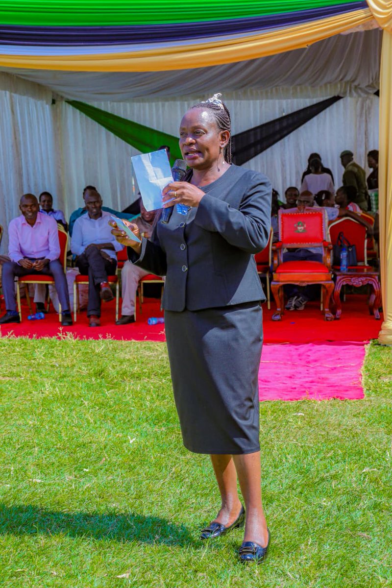 ProfJanetBarasa's tweet photo. Today, I conducted a menstrual hygiene campaign and mentorship programme in Navakholo Sub-County, where more than 1,268 girls from nine schools received reusable sanitary pad starter kits to keep girls in school, and empower them to pursue their education with dignity. https://t.co/kJjsJSt7IM