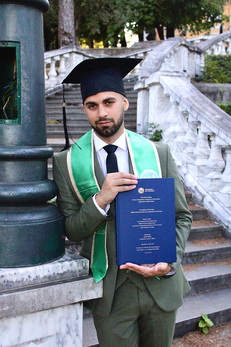 markovulevicmne's tweet photo. 🎓 Od sada i zvanično nosim akademsko zvanje mastera političkih nauka, stečeno na Univerzitetu u Kelnu sa ocjenom Sehr gut (Odličan), najvišom ocjenskom kategorijom u njemačkom sistemu visokog obrazovanja. 🇩🇪 https://t.co/Dbls07XhYS