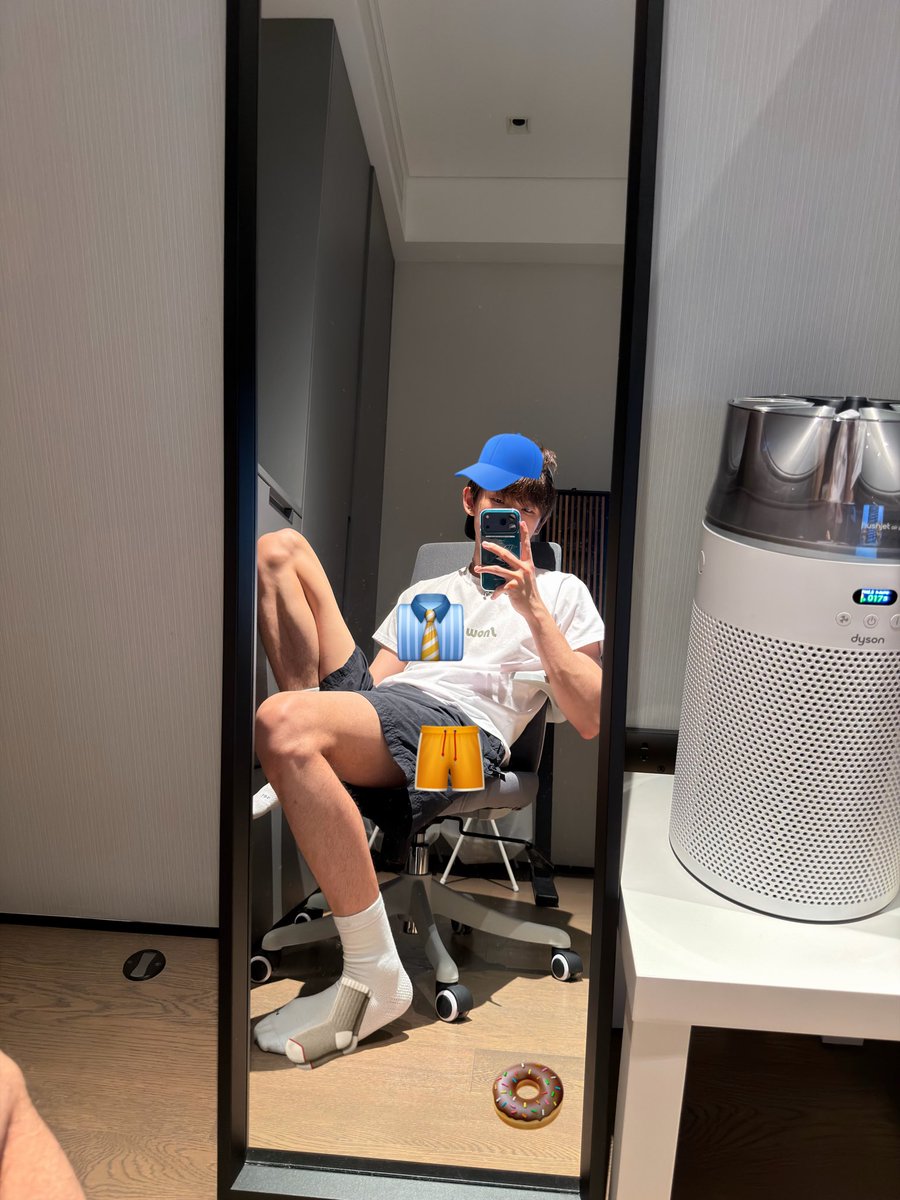 heyitssmarti's tweet photo. 🧢👔🩳🧦 https://t.co/4lhtAhV1HW