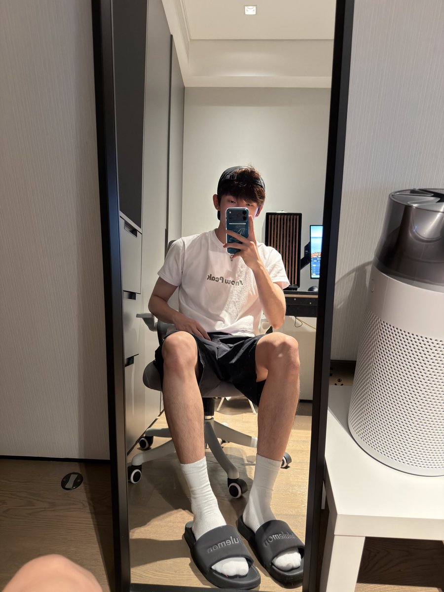 heyitssmarti's tweet photo. 🧢👔🩳🧦 https://t.co/4lhtAhV1HW