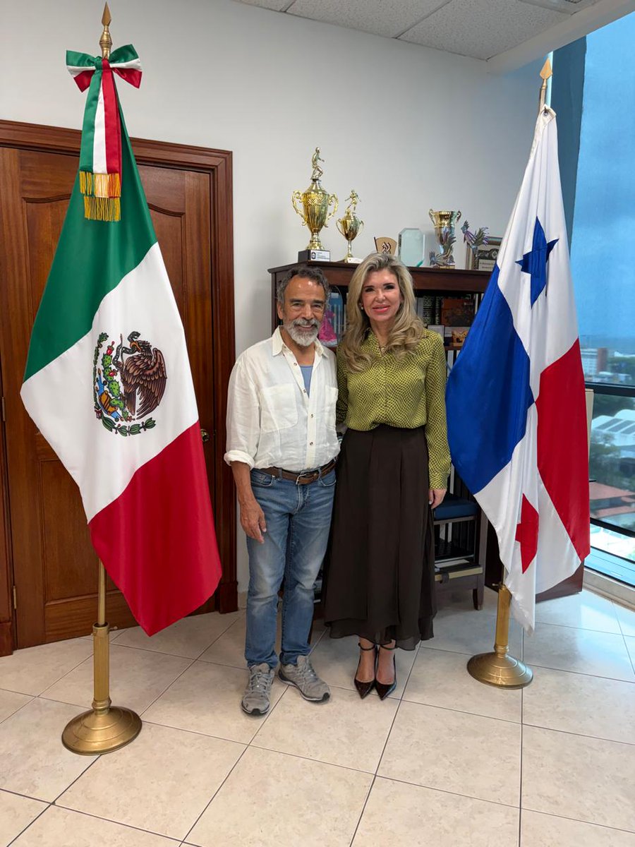 EmbaMexPan's tweet photo. 🎬 🇲🇽 Recibimos la visita del actor internacional mexicano Damián Alcázar, quien se encuentra en Ciudad de Panamá para la grabación de la película Sonata para un Hombre Muerto, bajo la producción del cineasta mexicano Paco Castillo, quien acompañó la reunión, y dirigida por la panameña Ana Patricia Angulo.

Ha sido un un honor para la Embajada apoyar la realización de esta obra cinematográfica y conversar con los talentosos artistas nacionales que construyen puentes culturales entre 🇲🇽 y 🇵🇦

#SonataFilms