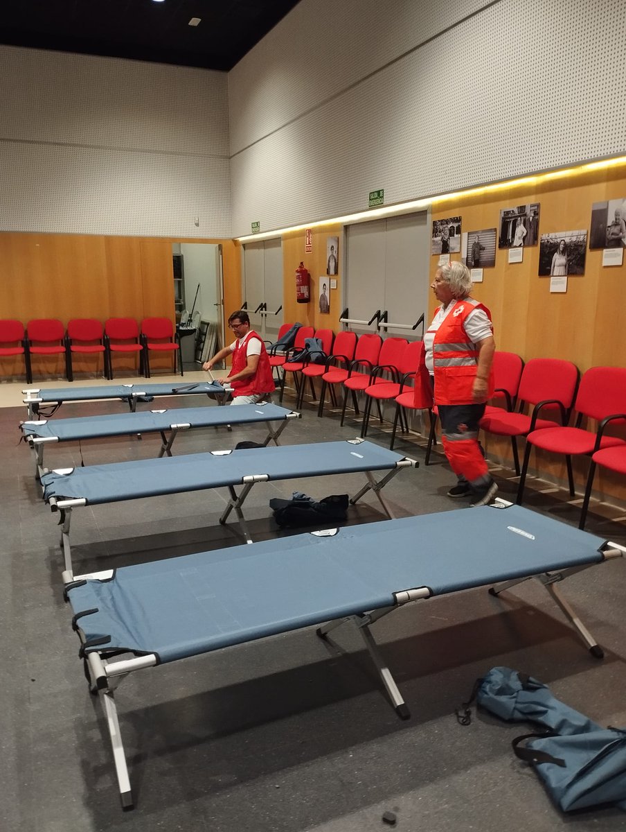 CruzRojaAlmeria's tweet photo. 🚨 Activación por el incendio forestal de Los Gallardos, tras requerimiento de @E112Andalucia. Con ERIE de Albergue y los Equipos de Respuesta Básica en Emergencias de Vera, Mojácar y Pulpí. Se han preparado 50 plazas, a la espera de determinar necesidades definitivas. ❤️🚑 https://t.co/8iWMhW9u4K