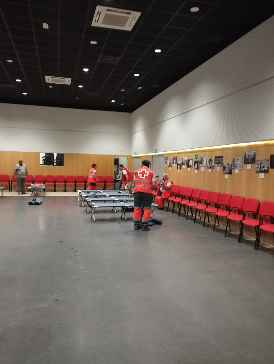 CruzRojaAlmeria's tweet photo. 🚨 Activación por el incendio forestal de Los Gallardos, tras requerimiento de @E112Andalucia. Con ERIE de Albergue y los Equipos de Respuesta Básica en Emergencias de Vera, Mojácar y Pulpí. Se han preparado 50 plazas, a la espera de determinar necesidades definitivas. ❤️🚑 https://t.co/8iWMhW9u4K