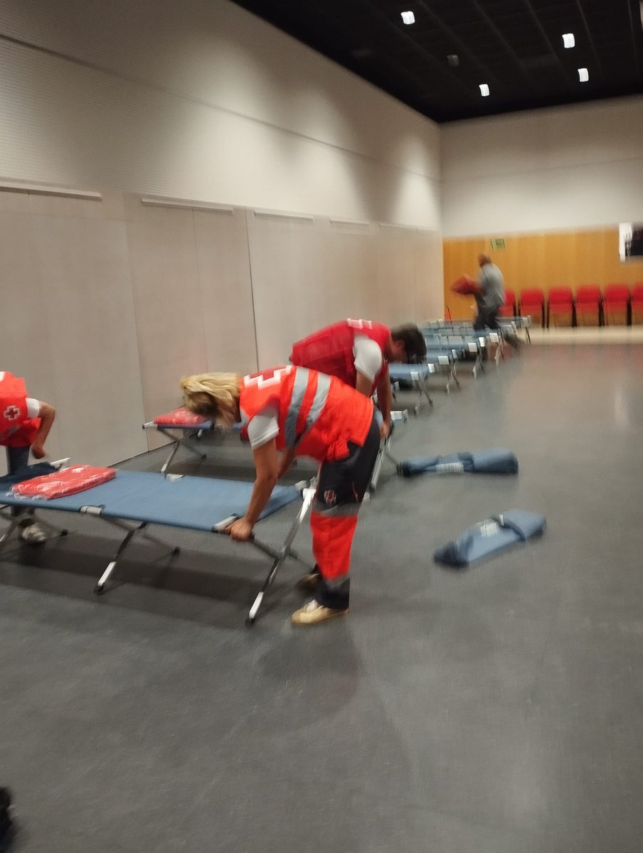 CruzRojaAlmeria's tweet photo. 🚨 Activación por el incendio forestal de Los Gallardos, tras requerimiento de @E112Andalucia. Con ERIE de Albergue y los Equipos de Respuesta Básica en Emergencias de Vera, Mojácar y Pulpí. Se han preparado 50 plazas, a la espera de determinar necesidades definitivas. ❤️🚑 https://t.co/8iWMhW9u4K