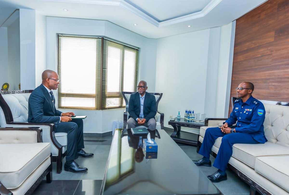 RwandaMoD's tweet photo. Today, the Minister of Defence,  Honourable Juvenal  Marizamunda, received H.E. Dr Sylver Aboubakar MINKO-MI-NSEME, High Commissioner of the Republic of Gabon. Their discussions focused  on matters of mutual interests including  strengthening the defence cooperation between the two countries.
==================
Uyu munsi,  Nyakubahwa Minisitiri w’Ingabo, Juvenal Marizamunda, yakiriye Nyakubahwa Dr. Sylver Aboubakar MINKO-MI-NSEME, Ambasaderi uhagarariye igihugu cya Gabon mu Rwanda. Ibiganiro byabo byibanze ku ngingo zifitiye inyungu impande zombi, zirimo kurushaho gushimangira ubufatanye mu rwego rw’ingabo hagati y’ibihugu byombi.