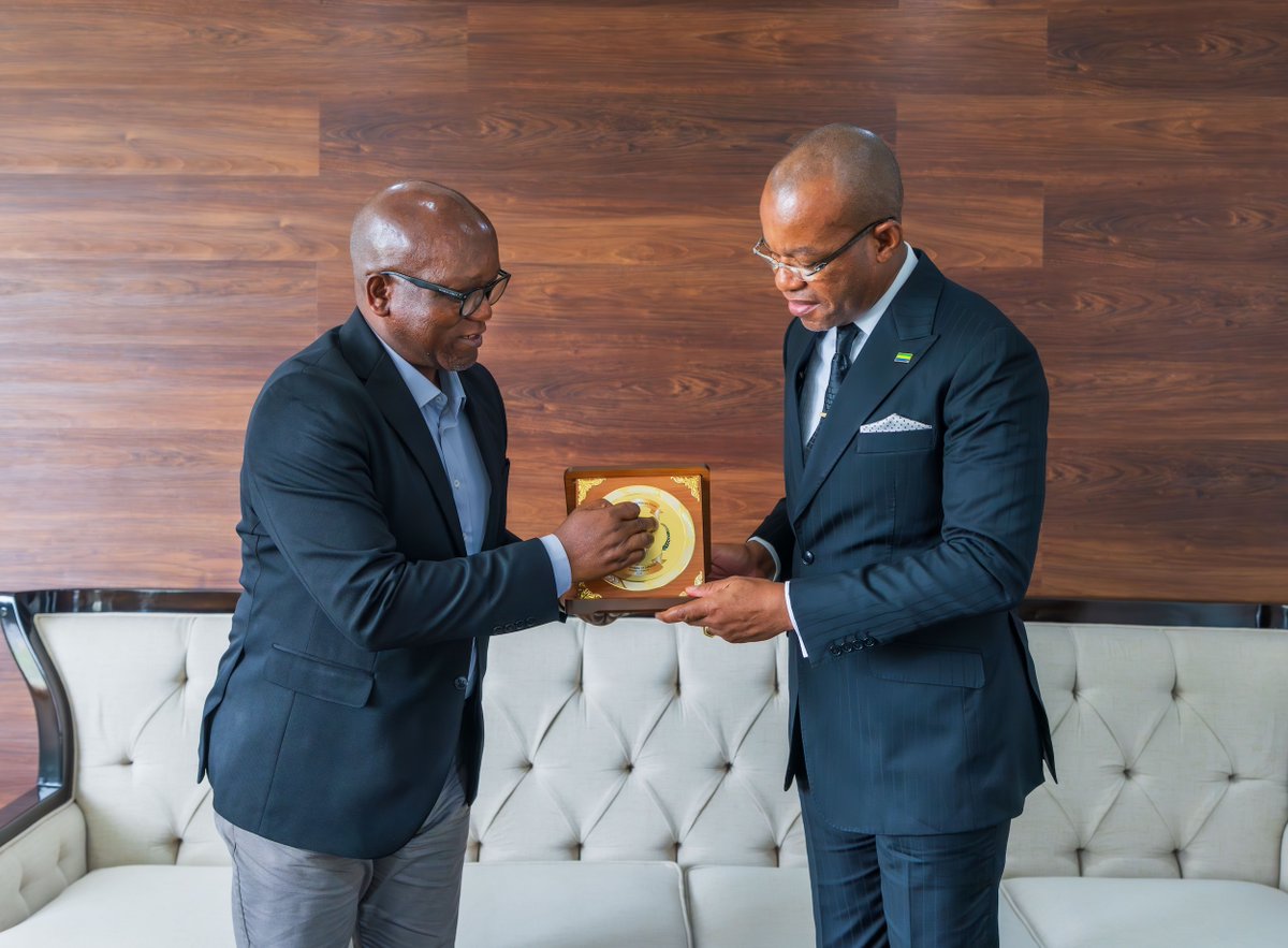 RwandaMoD's tweet photo. Today, the Minister of Defence,  Honourable Juvenal  Marizamunda, received H.E. Dr Sylver Aboubakar MINKO-MI-NSEME, High Commissioner of the Republic of Gabon. Their discussions focused  on matters of mutual interests including  strengthening the defence cooperation between the two countries.
==================
Uyu munsi,  Nyakubahwa Minisitiri w’Ingabo, Juvenal Marizamunda, yakiriye Nyakubahwa Dr. Sylver Aboubakar MINKO-MI-NSEME, Ambasaderi uhagarariye igihugu cya Gabon mu Rwanda. Ibiganiro byabo byibanze ku ngingo zifitiye inyungu impande zombi, zirimo kurushaho gushimangira ubufatanye mu rwego rw’ingabo hagati y’ibihugu byombi.