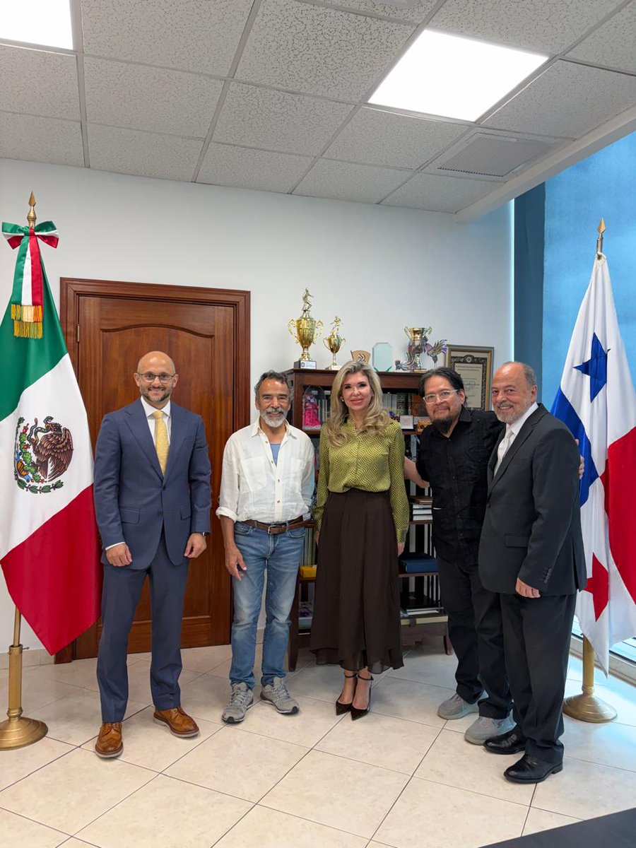EmbaMexPan's tweet photo. 🎬 🇲🇽 Recibimos la visita del actor internacional mexicano Damián Alcázar, quien se encuentra en Ciudad de Panamá para la grabación de la película Sonata para un Hombre Muerto, bajo la producción del cineasta mexicano Paco Castillo, quien acompañó la reunión, y dirigida por la panameña Ana Patricia Angulo.

Ha sido un un honor para la Embajada apoyar la realización de esta obra cinematográfica y conversar con los talentosos artistas nacionales que construyen puentes culturales entre 🇲🇽 y 🇵🇦

#SonataFilms