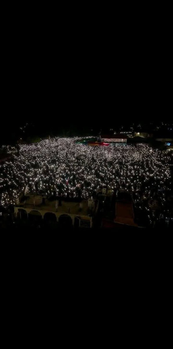 UnitedByIK's tweet photo. جو لوگ سمجھ رہے تھے کہ عوام ہمت ہار جائیں گے اور دھرنا ختم ہو جائے گا، اُن کے لیے پیغام:

ایک ماہ سے زیادہ گزر گیا، مگر عوام کا جوش،جذبہ اور عزم دن بہ دن بڑھتا جا رہا ہے۔
#RightsMovementAJK 
#AzadKashmir 
#StandWithKashmir 
#راولاکوٹ 
#شہ_رگ_کا_سانس_بند_نہ_کرو 
#خان_کی_قید_ملک_کا_نقصان 
#پاکستان