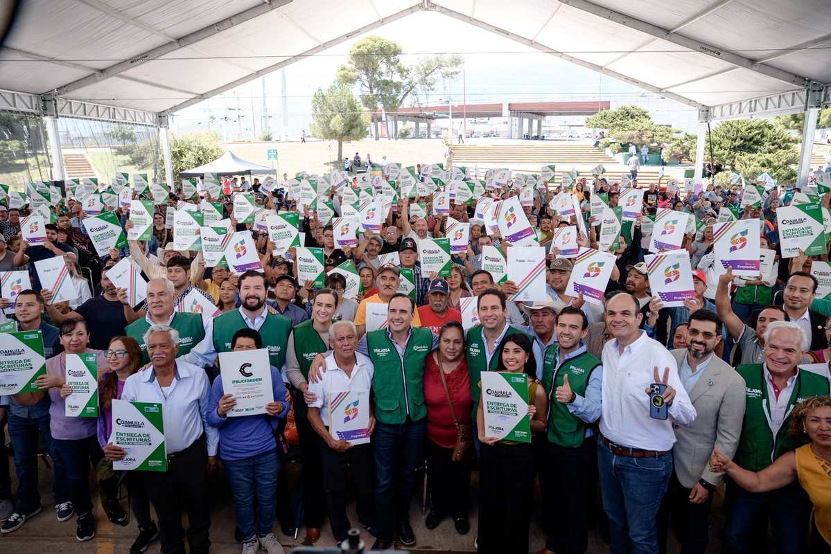 javierdiazglz's tweet photo. Hoy, 500 familias saltillenses recibieron de manos del gobernador @manolojim la certeza jurídica de su patrimonio 🙌 En #Saltillo trabajamos en equipo para que más familias tengan la tranquilidad de contar con su patrimonio seguro. #CoahuilaPaDelante #PorAmoraSaltillo https://t.co/TqOAUSkVfr