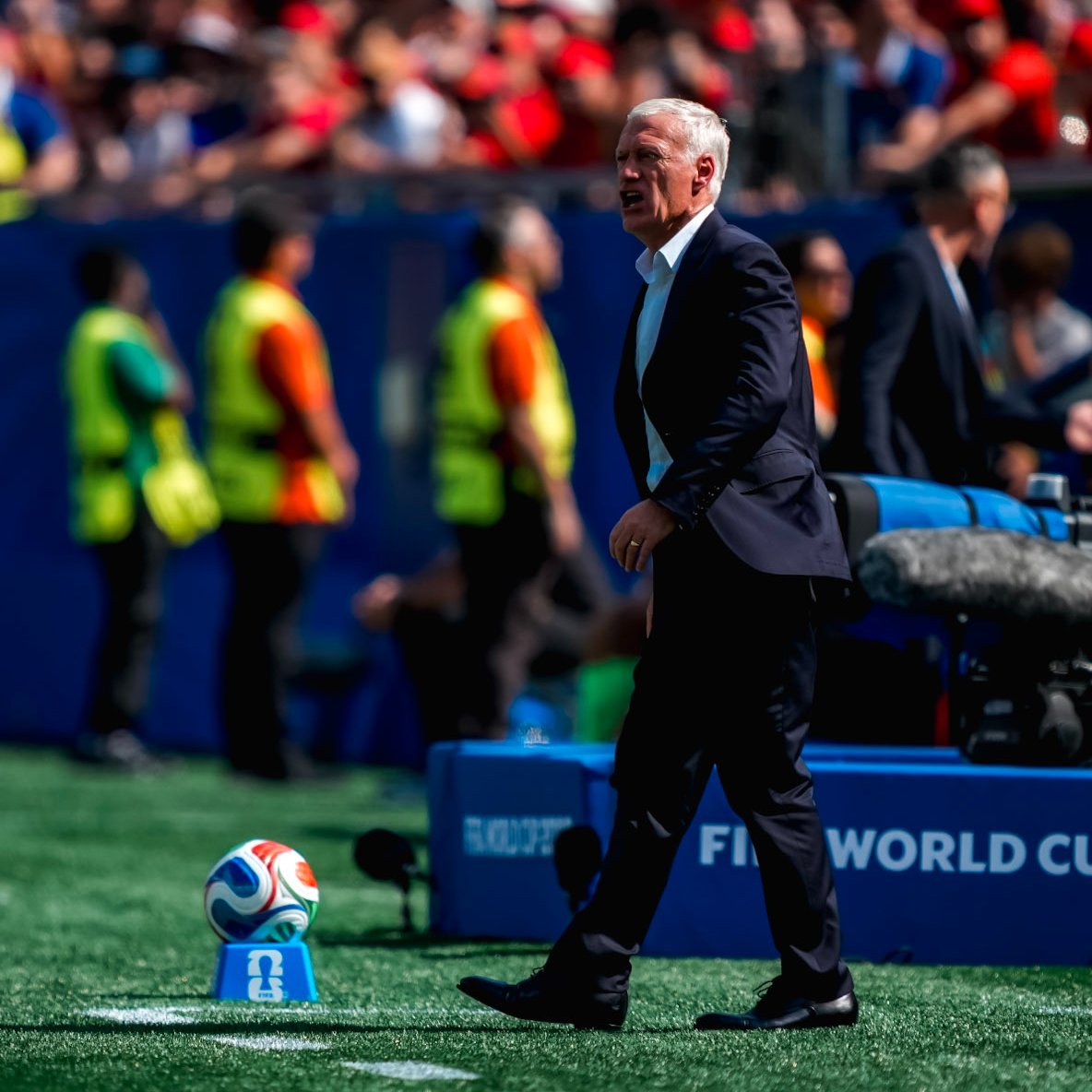 equipedefrance's tweet photo. Didier Deschamps égale le record du nombre de matchs dirigés en Coupe du Monde ! 2️⃣5️⃣ https://t.co/4pb6dhkMDk