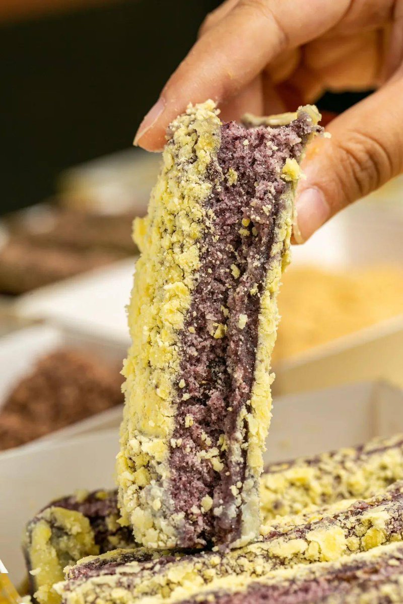 NovaRiceATR83H's tweet photo. Took a bite of this warm matcha red bean rice cake—sweet, earthy, and the soft mochi center melted in my mouth instantly. Perfect little midday pick-me-up!， https://t.co/W5ipqMtkXk