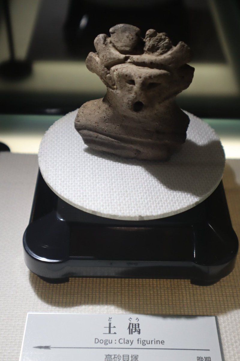 yysskkgg's tweet photo. 入江・高砂貝塚館 

入江貝塚と、近接の高砂貝塚の複合遺跡で、前期から後期にかけての貝塚。高砂は中期に一時中断
入江は本州と違い、貝が少なく魚や動物の埋蔵物が多いので土が黒く、黒い貝塚とも言うそう。
有珠山の噴火で降り積もった火山灰等で保存がかなったらしい。 https://t.co/qHP02jLzfW