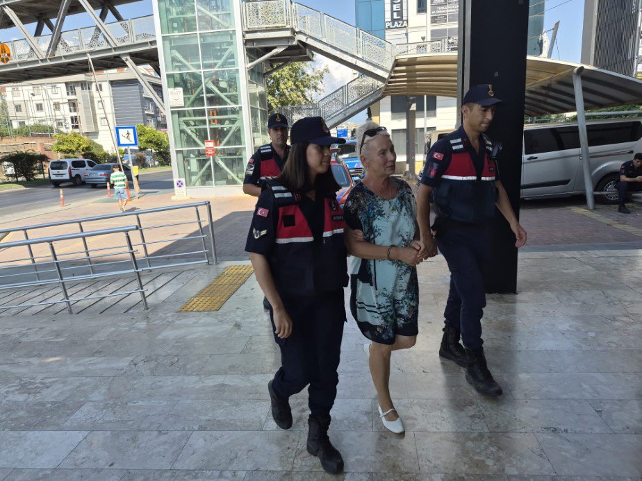 aykiri's tweet photo. Antalya’nın Alanya ilçesinde, 13 yaşındaki kız çocuğunun site havuzuna haşema ile girmesinin engellendiği iddiasıyla gözaltına alınan Rus uyruklu site yöneticisi, tutuklanarak cezaevine gönderildi:

Baba Fatih Kılıçkaya, yaşananları böyle anlattı:

- Kızımın kuzeni beni arayarak durumu anlattı. Anladığım kadarıyla kadın doğrudan kızımla konuşuyor. Önce bir velisi var mı diye sormuyor. 

- Kızıma, ’Bu şekilde havuza giremezsin’ diyor. Kızım da neden giremeyeceğini sorunca, ’Senin bu kıyafetlerin havuzu kirletiyor. Biz bu havuza çok para veriyoruz. Yönetim kurulu olarak karar aldık, havuza giremezsin’ diyor. 

- Kızım ise giydiği haşemanın, mayo ve bikinilerle aynı kumaştan olduğunu, sadece modelinin farklı olduğunu söylüyor. Ancak kadın bunu kabul etmiyor.