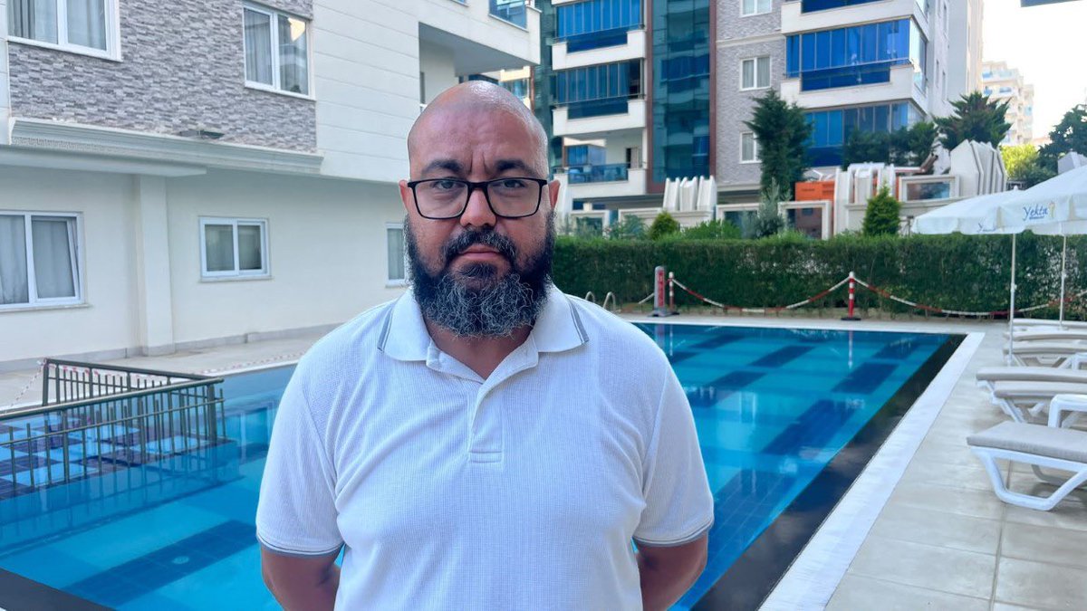 aykiri's tweet photo. Antalya’nın Alanya ilçesinde, 13 yaşındaki kız çocuğunun site havuzuna haşema ile girmesinin engellendiği iddiasıyla gözaltına alınan Rus uyruklu site yöneticisi, tutuklanarak cezaevine gönderildi:

Baba Fatih Kılıçkaya, yaşananları böyle anlattı:

- Kızımın kuzeni beni arayarak durumu anlattı. Anladığım kadarıyla kadın doğrudan kızımla konuşuyor. Önce bir velisi var mı diye sormuyor. 

- Kızıma, ’Bu şekilde havuza giremezsin’ diyor. Kızım da neden giremeyeceğini sorunca, ’Senin bu kıyafetlerin havuzu kirletiyor. Biz bu havuza çok para veriyoruz. Yönetim kurulu olarak karar aldık, havuza giremezsin’ diyor. 

- Kızım ise giydiği haşemanın, mayo ve bikinilerle aynı kumaştan olduğunu, sadece modelinin farklı olduğunu söylüyor. Ancak kadın bunu kabul etmiyor.