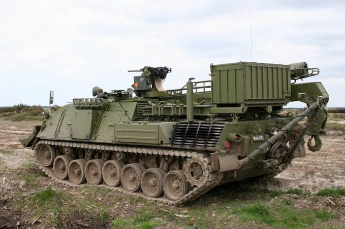 Kofeina101's tweet photo. @Mattl8241 @SGarrisonSTL It is literally Wisent 1, not to mention that T-72 has six roadwheels, which have different shape https://t.co/BZPlMWnGlV
