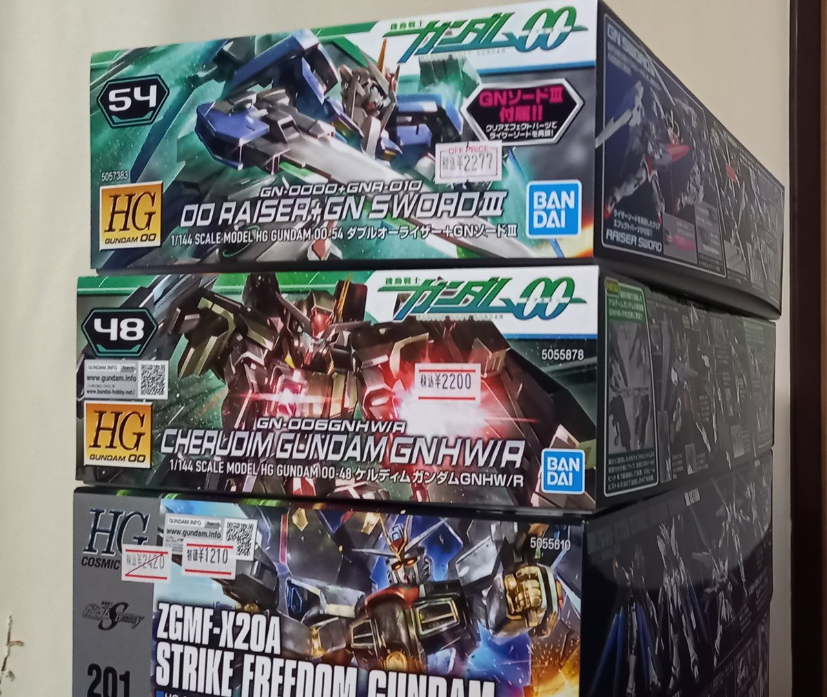 koiko0111's tweet photo. 水曜日にお店の入荷情報(X)が投稿されてたので仕事終わってから行ったら、目当ての4種類の内OOライザー＋...IIIが一個残っているだけ😅
購入して他店舗行ったら定休日だったのでこの日は帰宅

翌日の休みなので地元の模型店行ったらケルディムガンダムがまだ残っていたので購入😁
あとセール品1個購入 https://t.co/IrhpSeDzWF