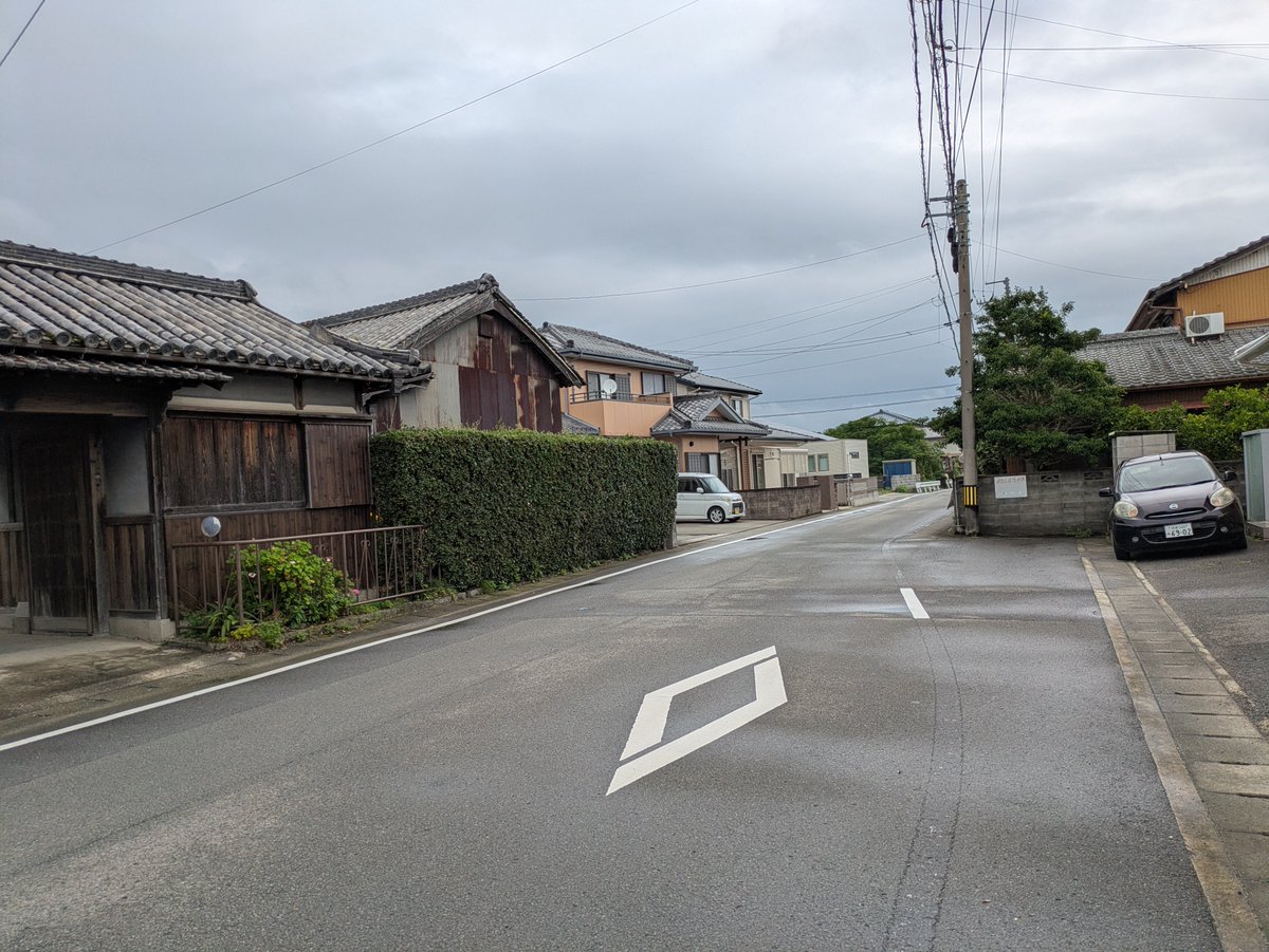 geky3zen's tweet photo. 立道駅周辺。住宅地と田園地帯が入り混じるのどかな場所でした。商業施設とかは全く見当たりませんでした。駅の南側を通る道路の交通量が多かったです。近くに徳島空港があるためか飛行機が低空を着陸していくのが見えました。 https://t.co/xJznWrewtx