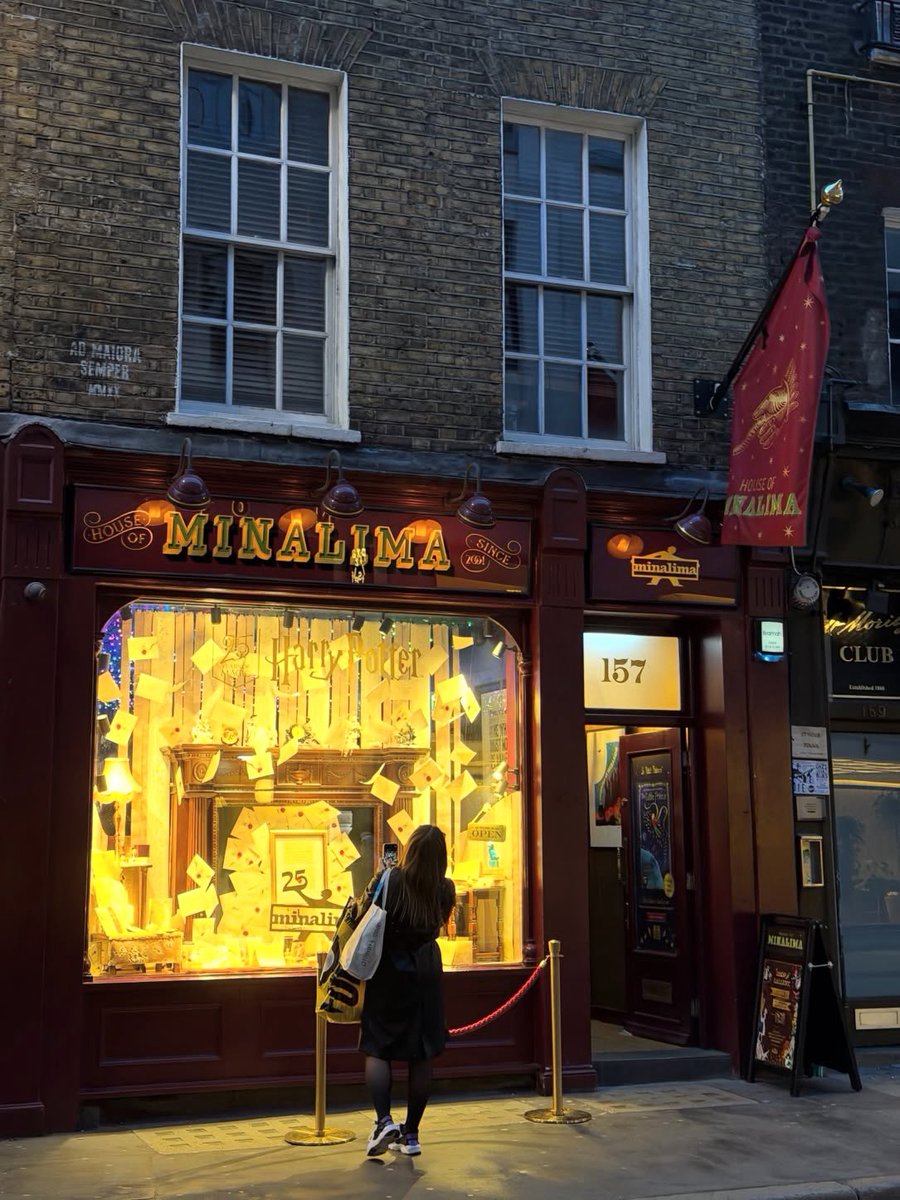 Yolo75x's tweet photo. 🇬🇧伦敦街头的魔法🪄小屋 #uk #魔法 #英国 https://t.co/PFFrlFCwut