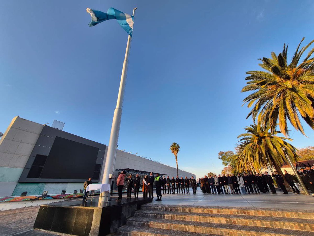 mauricio_petri's tweet photo. San Martín celebró el 9 de julio con el izamiento de la Bandera Nacional y un emotivo festejo junto a los vecinos de calle Las Heras, quienes mantienen viva esta tradición patria desde hace siete años.

¡Viva la Patria! https://t.co/aqp89bKlbE