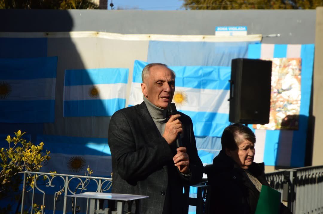 mauricio_petri's tweet photo. San Martín celebró el 9 de julio con el izamiento de la Bandera Nacional y un emotivo festejo junto a los vecinos de calle Las Heras, quienes mantienen viva esta tradición patria desde hace siete años.

¡Viva la Patria! https://t.co/aqp89bKlbE