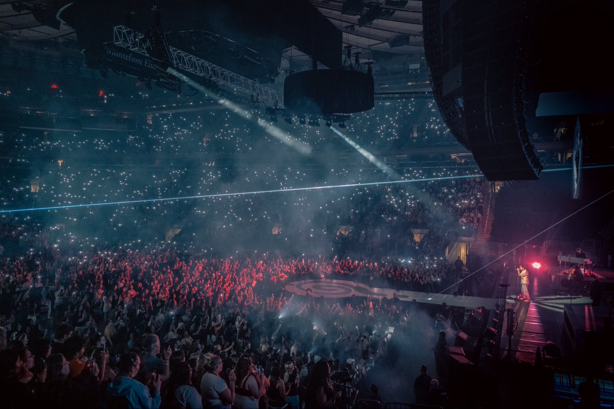 TheGarden's tweet photo. 𝘓𝘢𝘴𝘵 𝘕𝘪𝘨𝘩𝘵 at The Garden 💛 @louistomlinson 

📷: @RichFury / MSGE https://t.co/bIRc0llzgP