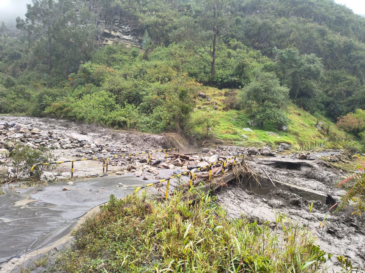 Fernandolopsa's tweet photo. 🚨 #AlertaRoja | Güicán de la Sierra

El desbordamiento del río Nevado deja graves afectaciones en el municipio: fincas inundadas, vías rurales incomunicadas y al menos 7 puentes colapsados.

Expreso toda mi solidaridad con las familias afectadas 🌧️🚨 https://t.co/Isxj9HKq0w