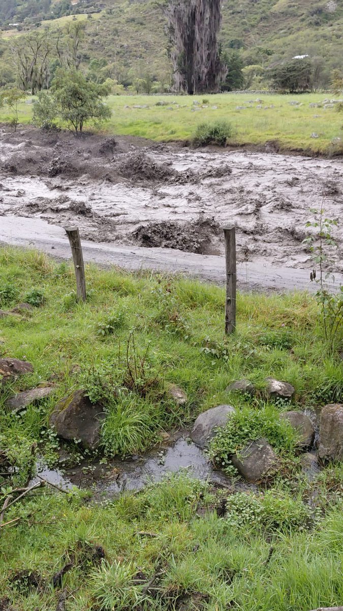 Fernandolopsa's tweet photo. 🚨 #AlertaRoja | Güicán de la Sierra

El desbordamiento del río Nevado deja graves afectaciones en el municipio: fincas inundadas, vías rurales incomunicadas y al menos 7 puentes colapsados.

Expreso toda mi solidaridad con las familias afectadas 🌧️🚨 https://t.co/Isxj9HKq0w