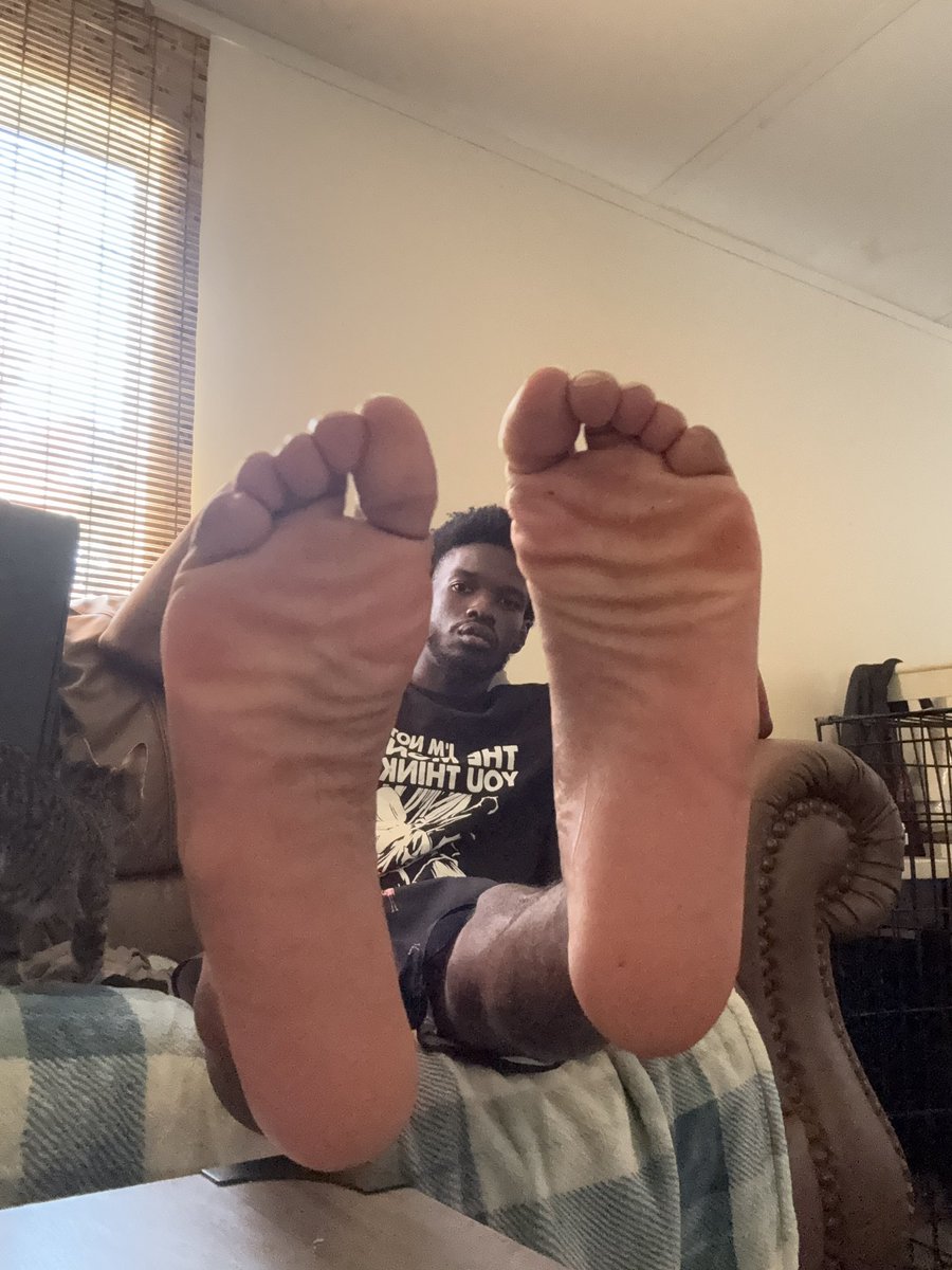 MasterDFeet's tweet photo. Back from vacation! And I’m running a $15 custom video special!!!!!

#guyfeet #blackmalefeet #footfetish #gayfeet #footslave #footboy #footworship https://t.co/RDL7sstlxn