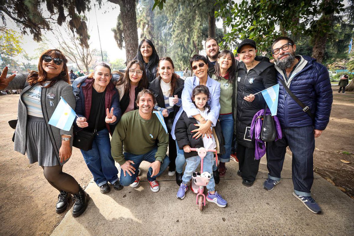 mayrasmendoza's tweet photo. Participamos del acto por el Día de la Independencia junto a vecinos y vecinas de Quilmes. El Acta de 1816 no solo declaró nuestra independencia de España, sino de toda dominación extranjera. Más de dos siglos después, ese compromiso sigue vigente: defender la Patria es defender nuestra soberanía y el derecho de nuestro pueblo a decidir su propio destino.

La independencia también es que las familias puedan vivir con dignidad, que haya trabajo, producción, ciencia, educación y un Estado que cuide a quienes más lo necesitan. Con Néstor y Cristina recuperamos ese horizonte de soberanía política y económica. Por eso no podemos resignarnos a que vuelvan el endeudamiento, la dependencia y la entrega de nuestra Argentina al Fondo Monetario Internacional. Cristina libre también significa la posibilidad de volver a construir ese proyecto de país.

Porque pensamos como pensamos, hacemos lo que hacemos. Sigamos defendiendo nuestra Patria con amor, organización y compromiso. Desde nuestra patria chica, Quilmes, hasta cada rincón de la Argentina, no dejemos que nos entreguen el país que tantos hombres y mujeres construyeron para que pudiéramos vivir libres.