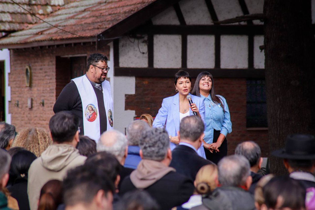 mayrasmendoza's tweet photo. Participamos del acto por el Día de la Independencia junto a vecinos y vecinas de Quilmes. El Acta de 1816 no solo declaró nuestra independencia de España, sino de toda dominación extranjera. Más de dos siglos después, ese compromiso sigue vigente: defender la Patria es defender nuestra soberanía y el derecho de nuestro pueblo a decidir su propio destino.

La independencia también es que las familias puedan vivir con dignidad, que haya trabajo, producción, ciencia, educación y un Estado que cuide a quienes más lo necesitan. Con Néstor y Cristina recuperamos ese horizonte de soberanía política y económica. Por eso no podemos resignarnos a que vuelvan el endeudamiento, la dependencia y la entrega de nuestra Argentina al Fondo Monetario Internacional. Cristina libre también significa la posibilidad de volver a construir ese proyecto de país.

Porque pensamos como pensamos, hacemos lo que hacemos. Sigamos defendiendo nuestra Patria con amor, organización y compromiso. Desde nuestra patria chica, Quilmes, hasta cada rincón de la Argentina, no dejemos que nos entreguen el país que tantos hombres y mujeres construyeron para que pudiéramos vivir libres.