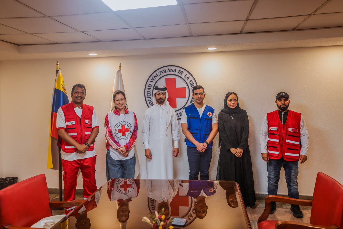 qatar_fund's tweet photo. استمرارًا لجهود دولة قطر في دعم الاستجابة الإنسانية في جمهورية فنزويلا البوليفارية بعد الزلزال الذي ضرب العاصمة كاراكاس، قام فريق من صندوق قطر للتنمية بمتابعة سير العمليات الإنسانية والاطلاع على التقدم المحرز في جهود الإغاثة والاستجابة الطارئة، بما يسهم في متابعة وصول المساعدات الإنسانية إلى المتضررين بكفاءة وفاعلية.
 
وفي هذا الإطار، عقد فريق صندوق قطر للتنمية اجتماعاً مع السيد سيمون بيستانو، المدير العام للصليب الأحمر الفنزويلي، جرى خلال الاجتماع بحث آليات التنسيق والتعاون لدعم جهود الاستجابة الإنسانية.
 
كما أشرف فريق صندوق قطر للتنمية، بالتعاون مع قوة الامن الداخلي (لخويا) والهلال الاحمر القطري على تجهيز وإعداد المستشفى الميداني القطري، الذي يأتي ضمن استجابة وطنية متكاملة تنفذها دولة قطر ، بهدف توفير الرعاية الصحية العاجلة والخدمات الطبية المنقذة للحياة، إلى جانب إيصال المساعدات الإنسانية للمتضررين.
 
كما أعربت فخامة السيدة ديلسي رودريغيز، رئيس جمهورية فنزويلا بالإنابة، عن بالغ تقديرها لجهود الوفد القطري، مشيدةً بالاستجابة الإنسانية السريعة التي قدمتها دولة قطر في أعقاب الزلزال.