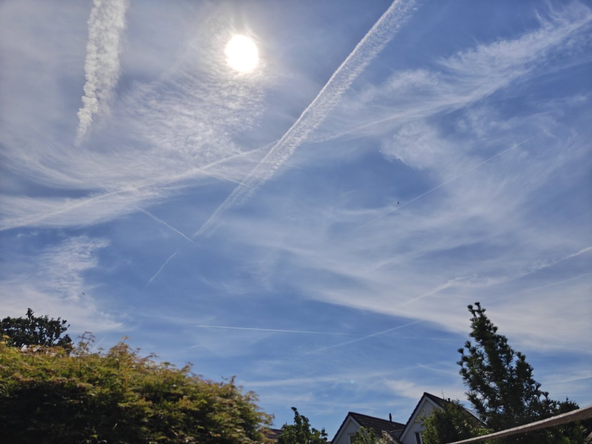 GemStoneEarth's tweet photo. @RobertKennedyJr Still seeing those ridiculously obvious chemtrails in every single state too. Promises made, promises kept? We'll see. https://t.co/fXnrIZAop4